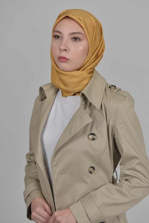 Tesettür Kombinlerinde Renkli İpek Eşarp Kullanımı