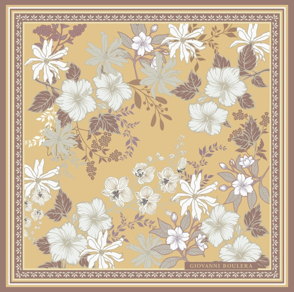 Üretimi, ipeğin doğduğu yer olarak kabul edilen Guangzhou / Çin’de, Giovanni Boulera’ya ait özel tesislerde gerçekleştirilmiştir.Marka çift taraflı kullanıma uygun olacak şekilde yüksek çözünürlüklü dijital baskı teknolojisi ile üretilmiştir.
Kenarları tamamen el işçiliğiyle kıvrılmış, geleneksel süper el dikişi tekniği ile tek tek elde dikilmiştir.16 momme %100 Mulberry Twill ipek kalitesinde üretilen bu eşarp; yumuşak dokusu, doğal parlaklığı ve akışkan yapısıyla lüks ipek deneyimini en üst seviyede sunar