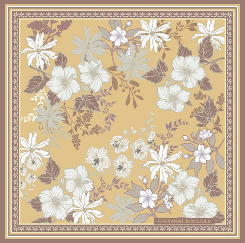 Üretimi, ipeğin doğduğu yer olarak kabul edilen Guangzhou / Çin’de, Giovanni Boulera’ya ait özel tesislerde gerçekleştirilmiştir.Marka çift taraflı kullanıma uygun olacak şekilde yüksek çözünürlüklü dijital baskı teknolojisi ile üretilmiştir.
Kenarları tamamen el işçiliğiyle kıvrılmış, geleneksel süper el dikişi tekniği ile tek tek elde dikilmiştir.16 momme %100 Mulberry Twill ipek kalitesinde üretilen bu eşarp; yumuşak dokusu, doğal parlaklığı ve akışkan yapısıyla lüks ipek deneyimini en üst seviyede sunar