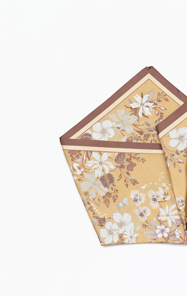 Üretimi, ipeğin doğduğu yer olarak kabul edilen Guangzhou / Çin’de, Giovanni Boulera’ya ait özel tesislerde gerçekleştirilmiştir.Marka çift taraflı kullanıma uygun olacak şekilde yüksek çözünürlüklü dijital baskı teknolojisi ile üretilmiştir.
Kenarları tamamen el işçiliğiyle kıvrılmış, geleneksel süper el dikişi tekniği ile tek tek elde dikilmiştir.16 momme %100 Mulberry Twill ipek kalitesinde üretilen bu eşarp; yumuşak dokusu, doğal parlaklığı ve akışkan yapısıyla lüks ipek deneyimini en üst seviyede sunar