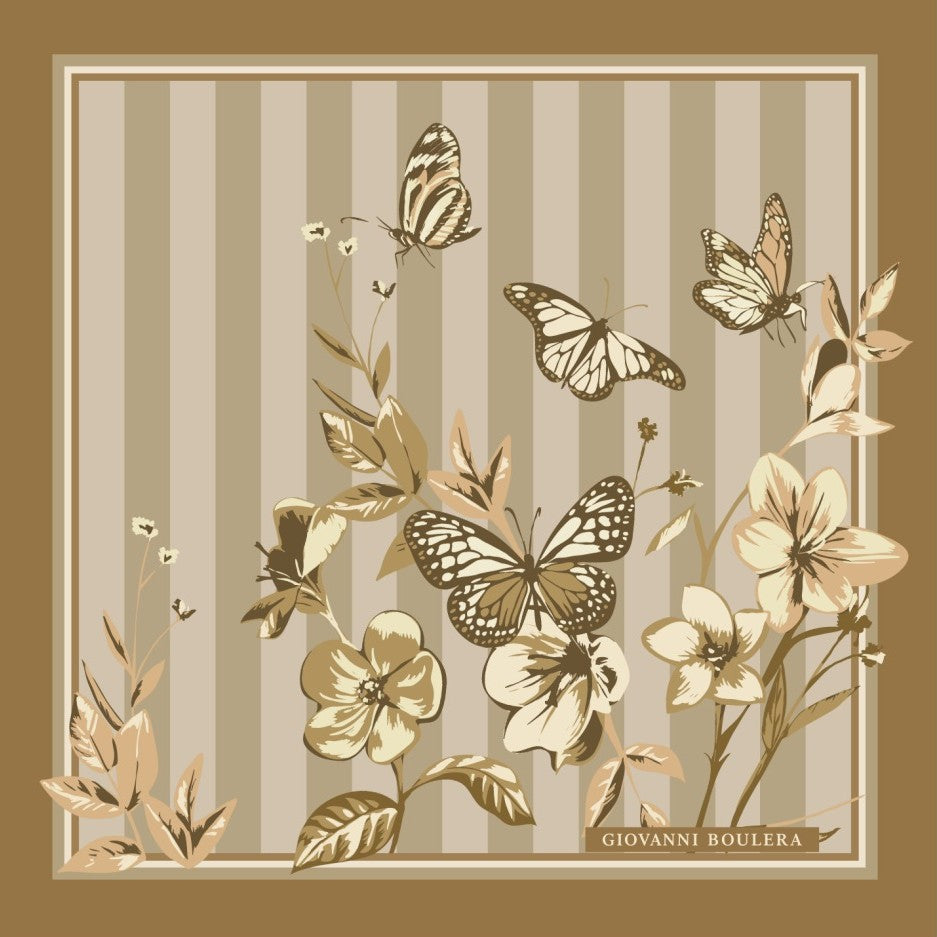 Giovanni Boulera estetiğini yansıtan bu seçkin tasarım, dört mevsim boyunca konforlu ve sofistike bir kullanım sunarak stilinizi zarif bir dokunuşla tamamlar.; Üretimi, ipeğin doğduğu yer olarak kabul edilen Guangzhou / Çin’de, Giovanni Boulera’ya ait özel tesislerde gerçekleştirilmiştir.; Marka kalite standartları doğrultusunda, çift taraflı kullanıma uygun olacak şekilde yüksek çözünürlüklü dijital baskı tekniğiyle üretilmiştir.; Kenarları tamamen el işçiliğiyle kıvrılmış,süper dikiş dediğimiz teknikle 