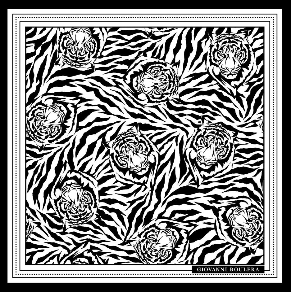 Üretimi, ipeğin doğduğu yer olarak kabul edilen Guangzhou / Çin’de, Giovanni Boulera’ya ait özel tesislerde gerçekleştirilmiştir.Marka çift taraflı kullanıma uygun olacak şekilde yüksek çözünürlüklü dijital baskı teknolojisi ile üretilmiştir.
Kenarları tamamen el işçiliğiyle kıvrılmış, geleneksel süper el dikişi tekniği ile tek tek elde dikilmiştir.16 momme %100 Mulberry Twill ipek kalitesinde üretilen bu eşarp; yumuşak dokusu, doğal parlaklığı ve akışkan yapısıyla lüks ipek deneyimini en üst seviyede sunar