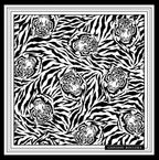 Üretimi, ipeğin doğduğu yer olarak kabul edilen Guangzhou / Çin’de, Giovanni Boulera’ya ait özel tesislerde gerçekleştirilmiştir.Marka çift taraflı kullanıma uygun olacak şekilde yüksek çözünürlüklü dijital baskı teknolojisi ile üretilmiştir.
Kenarları tamamen el işçiliğiyle kıvrılmış, geleneksel süper el dikişi tekniği ile tek tek elde dikilmiştir.16 momme %100 Mulberry Twill ipek kalitesinde üretilen bu eşarp; yumuşak dokusu, doğal parlaklığı ve akışkan yapısıyla lüks ipek deneyimini en üst seviyede sunar