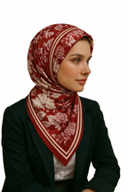 Üretimi, ipeğin doğduğu yer olarak kabul edilen Guangzhou/Çin’de, Giovanni Boulera’ya ait özel tesislerde gerçekleştirilmiştir.; Marka kalite standartları doğrultusunda, çift taraflı kullanıma uygun olacak şekilde yüksek çözünürlüklü dijital baskı tekniğiyle üretilmiştir.; Kenarları tamamen el işçiliğiyle kıvrılmış,süper dikiş dediğimiz teknikle elde dikilerek kusursuz biçimde tamamlanmıştır.; 16 momme mulbery twill ipek kalitesinde üretilen bu eşarp; üstün hammadde seçimi, titiz işçilik ve zamansız tasarIM