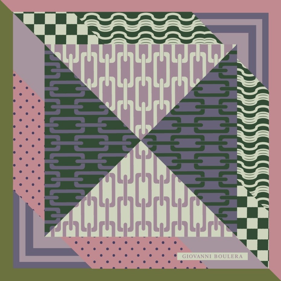 Üretimi ipeğin doğduğu yer olarak kabul edilen Guangzhou /Çin’de, Giovanni Boulera’ya ait özel tesislerde gerçekleştirilmiştir.; Marka kalite standartları doğrultusunda, çift taraflı kullanıma uygun olacak şekilde yüksek çözünürlüklü dijital baskı tekniğiyle üretilmiştir.; Kenarları tamamen el işçiliğiyle kıvrılmış,süper dikiş dediğimiz teknikle elde dikilerek kusursuz biçimde tamamlanmıştır.; 16 momme mulbery twill ipek kalitesinde üretilen bu eşarp; üstün hammadde seçimi, titiz işçilik ve zamansız tasarım