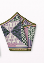 Üretimi ipeğin doğduğu yer olarak kabul edilen Guangzhou /Çin’de, Giovanni Boulera’ya ait özel tesislerde gerçekleştirilmiştir.; Marka kalite standartları doğrultusunda, çift taraflı kullanıma uygun olacak şekilde yüksek çözünürlüklü dijital baskı tekniğiyle üretilmiştir.; Kenarları tamamen el işçiliğiyle kıvrılmış,süper dikiş dediğimiz teknikle elde dikilerek kusursuz biçimde tamamlanmıştır.; 16 momme mulbery twill ipek kalitesinde üretilen bu eşarp; üstün hammadde seçimi, titiz işçilik ve zamansız tasarım