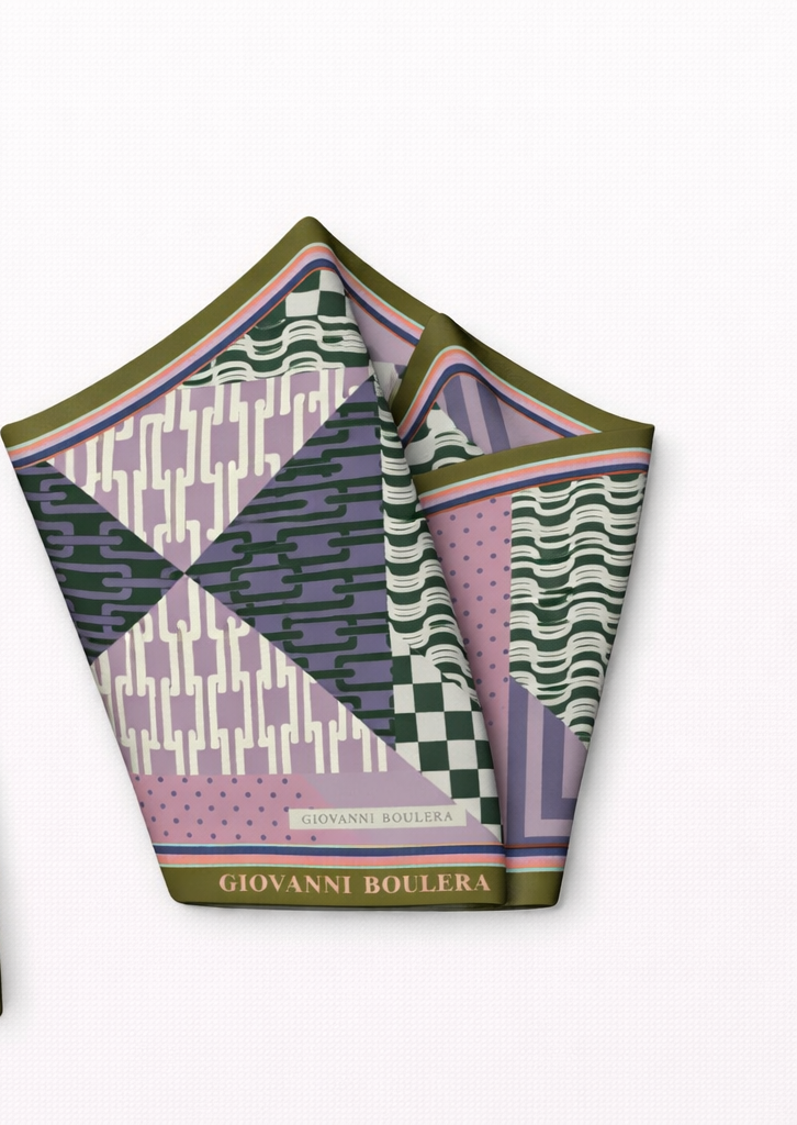 Üretimi ipeğin doğduğu yer olarak kabul edilen Guangzhou /Çin’de, Giovanni Boulera’ya ait özel tesislerde gerçekleştirilmiştir.; Marka kalite standartları doğrultusunda, çift taraflı kullanıma uygun olacak şekilde yüksek çözünürlüklü dijital baskı tekniğiyle üretilmiştir.; Kenarları tamamen el işçiliğiyle kıvrılmış,süper dikiş dediğimiz teknikle elde dikilerek kusursuz biçimde tamamlanmıştır.; 16 momme mulbery twill ipek kalitesinde üretilen bu eşarp; üstün hammadde seçimi, titiz işçilik ve zamansız tasarım