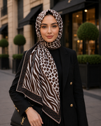 Premium tonlarıyla tasarlanan bu seçkin eşarp, etkileyici desenleri ve büyüleyici figürleriyle sofistike bir görünüm sunar. Güçlü renk geçişleri ve modern detaylarla zenginleştirilen tasarımı, stiline zarafet katmak isteyen kadınlar için benzersiz bir seçim oluşturur.
Yüksek kaliteli kumaşı sayesinde son derece yumuşak, hafif ve konforlu bir kullanım sağlayan bu özel aksesuar; günlük kombinlerden davet şıklığına kadar her stile kusursuz şekilde uyum sağlar. 90 cm x 90 cm
