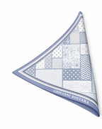 Cesur tarzınıza ilham veren altın tonlarında çiçek desenli bu 65x65 cm fular, 16 momme %100 Mulberry twill ipekten üretilmiştir. Çift taraflı yüksek çözünürlüklü dijital baskı tekniği sayesinde desen canlılığını uzun süre korur. Süper el dikişi kenar işçiliği, ürüne zarif ve premium bir bitiş kazandırır. Yumuşak, hafif ve akıcı dokusu ile hem günlük kombinlerde hem özel davetlerde şıklığınızı tamamlar. Giovanni Boulera estetiğini yansıtan bu seçkin ipek fular, Milano esintili tasarımı ve zamansız duruşuyla 