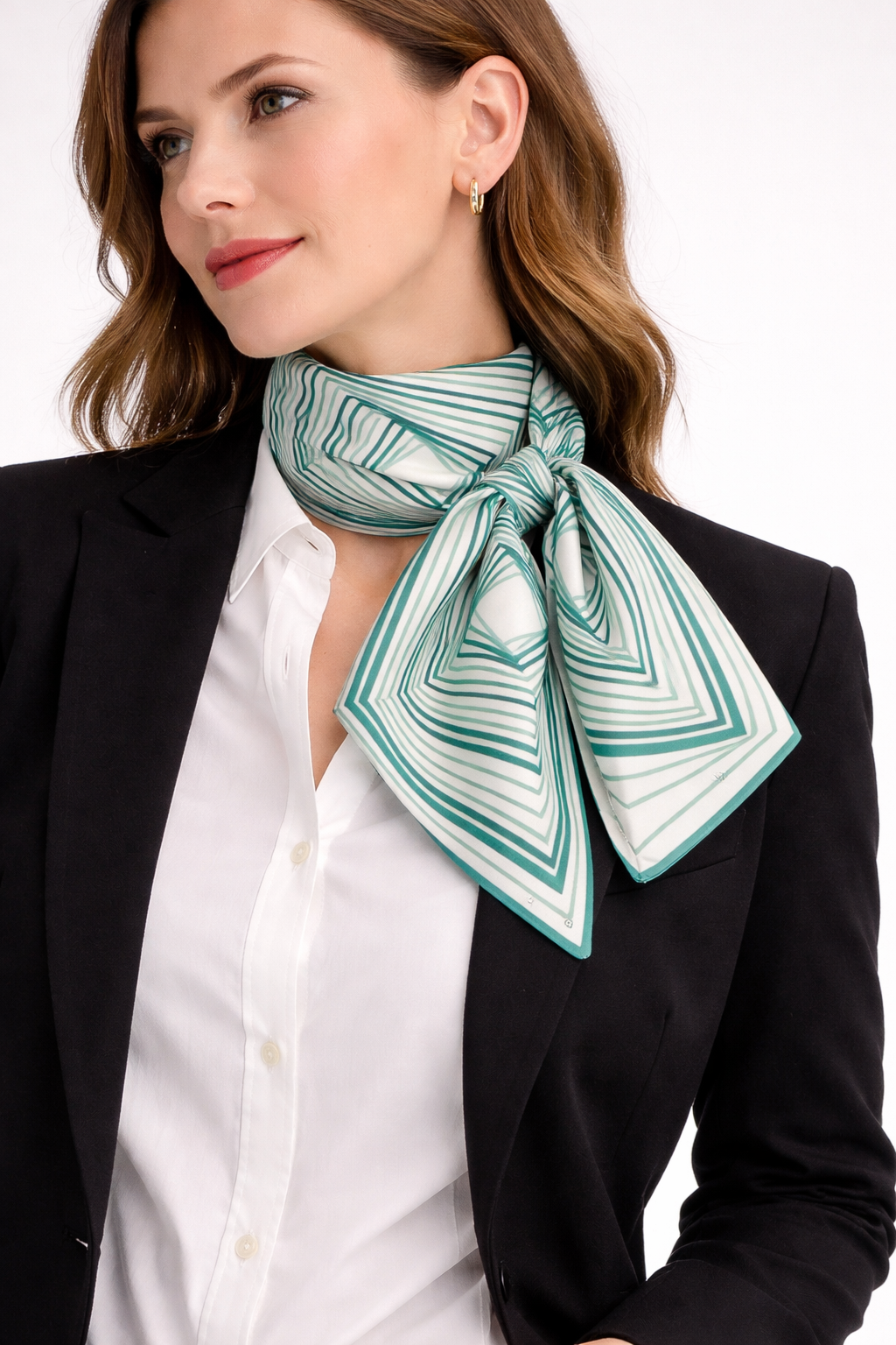 Giovanni Boulera Mulberry Twill İpek fular 16 momme mulberry dut ipegi kalitesinde,çift taraf baskılı,kenarları super el dikişi ile dikilmiştir,50 cm x 50 cm