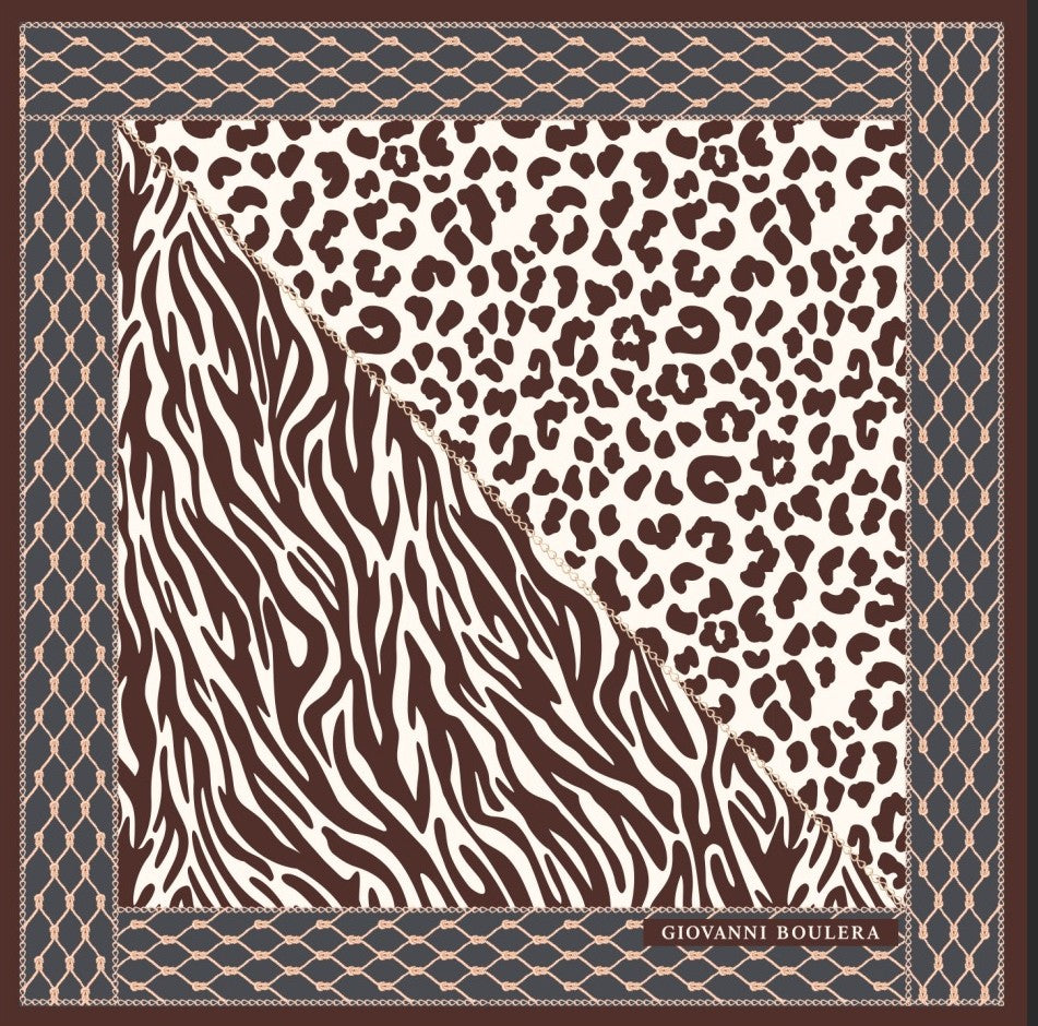 Giovanni Boulera estetiğini yansıtan bu seçkin tasarım, dört mevsim boyunca konforlu ve sofistike bir kullanım sunarak stilinizi zarif bir dokunuşla tamamlar.; Üretimi, ipeğin doğduğu yer olarak kabul edilen Guangzhou / Çin’de, Giovanni Boulera’ya ait özel tesislerde gerçekleştirilmiştir.; Marka kalite standartları doğrultusunda, çift taraflı kullanıma uygun olacak şekilde yüksek çözünürlüklü dijital baskı tekniğiyle üretilmiştir.; Kenarları tamamen el işçiliğiyle kıvrılmış,süper dikiş dediğimiz teknikle 