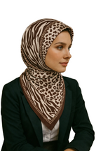  Üretimi, ipeğin doğduğu yer olarak kabul edilen Guangzhou / Çin’de, Giovanni Boulera’ya ait özel tesislerde gerçekleştirilmiştir.; Marka kalite standartları doğrultusunda, çift taraflı kullanıma uygun olacak şekilde yüksek çözünürlüklü dijital baskı tekniğiyle üretilmiştir.; Kenarları tamamen el işçiliğiyle kıvrılmış,süper dikiş dediğimiz teknikle elde dikilerek kusursuz biçimde tamamlanmıştır.; %100 16 momme saf mulbery twill ipektir