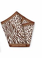 Giovanni Boulera estetiğini yansıtan bu seçkin tasarım, dört mevsim boyunca konforlu ve sofistike bir kullanım sunarak stilinizi zarif bir dokunuşla tamamlar.; Üretimi, ipeğin doğduğu yer olarak kabul edilen Guangzhou / Çin’de, Giovanni Boulera’ya ait özel tesislerde gerçekleştirilmiştir.; Marka kalite standartları doğrultusunda, çift taraflı kullanıma uygun olacak şekilde yüksek çözünürlüklü dijital baskı tekniğiyle üretilmiştir.; Kenarları tamamen el işçiliğiyle kıvrılmış,süper dikiş dediğimiz teknikle 