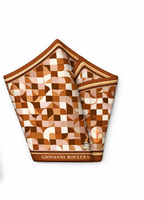 Cesur tarzınıza ilham veren altın tonlarında çiçek desenli bu 65x65 cm fular, 16 momme %100 Mulberry twill ipekten üretilmiştir. Çift taraflı yüksek çözünürlüklü dijital baskı tekniği sayesinde desen canlılığını uzun süre korur. Süper el dikişi kenar işçiliği, ürüne zarif ve premium bir bitiş kazandırır. Yumuşak, hafif ve akıcı dokusu ile hem günlük kombinlerde hem özel davetlerde şıklığınızı tamamlar. Giovanni Boulera estetiğini yansıtan bu seçkin ipek fular, Milano esintili tasarımı ve zamansız duruşuyla 