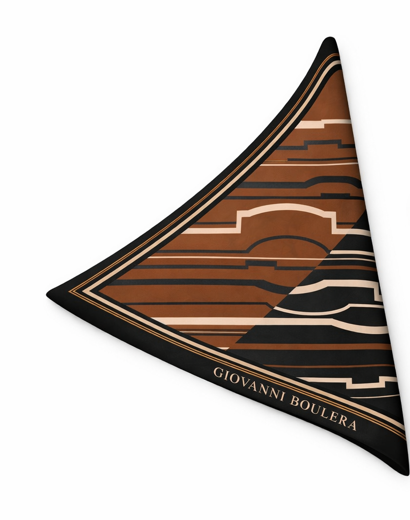 Üretimi, ipeğin doğduğu yer olarak kabul edilen Guangzhou / Çin’de, Giovanni Boulera’ya ait özel tesislerde gerçekleştirilmiştir.; Marka kalite standartları doğrultusunda, çift taraflı kullanıma uygun olacak şekilde yüksek çözünürlüklü dijital baskı tekniğiyle üretilmiştir.; Kenarları tamamen el işçiliğiyle kıvrılmış,süper dikiş dediğimiz teknikle elde dikilerek kusursuz biçimde tamamlanmıştır.; %100 Mulberry Twill İpek – 16 Momme kalitesinde üretilmiştir