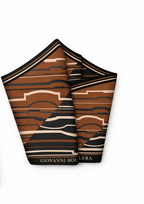 Üretimi, ipeğin doğduğu yer olarak kabul edilen Guangzhou / Çin’de, Giovanni Boulera’ya ait özel tesislerde gerçekleştirilmiştir.; Marka kalite standartları doğrultusunda, çift taraflı kullanıma uygun olacak şekilde yüksek çözünürlüklü dijital baskı tekniğiyle üretilmiştir.; Kenarları tamamen el işçiliğiyle kıvrılmış,süper dikiş dediğimiz teknikle elde dikilerek kusursuz biçimde tamamlanmıştır.; %100 Mulberry Twill İpek – 16 Momme kalitesinde üretilmiştir