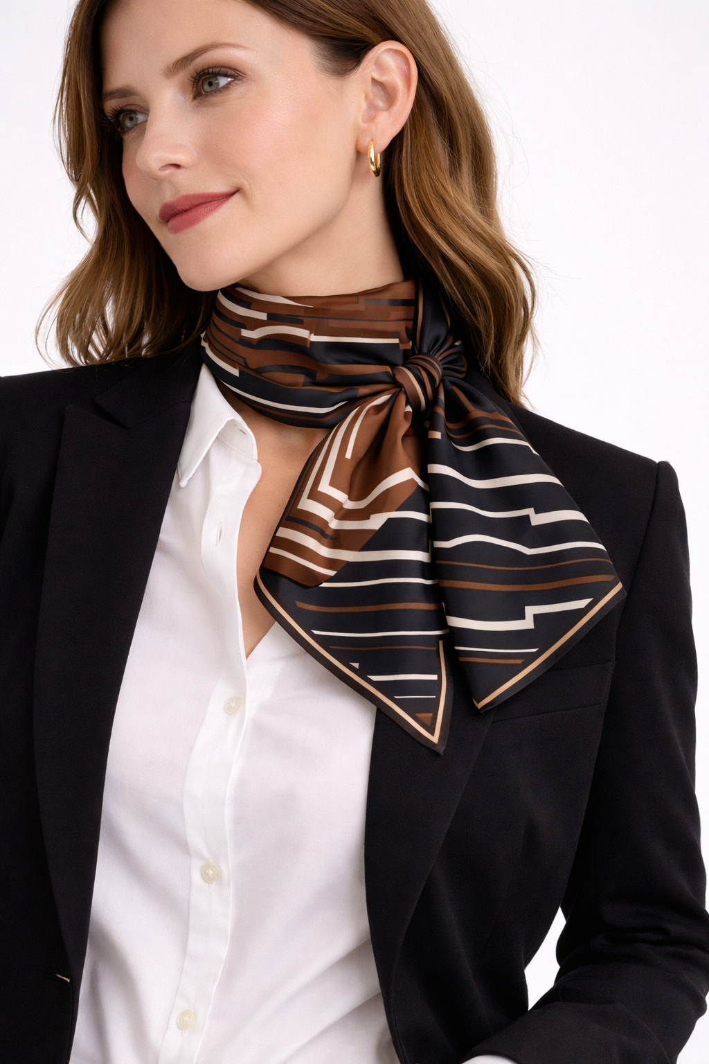 Üretimi, ipeğin doğduğu yer olarak kabul edilen Guangzhou / Çin’de, Giovanni Boulera’ya ait özel tesislerde gerçekleştirilmiştir.; Marka kalite standartları doğrultusunda, çift taraflı kullanıma uygun olacak şekilde yüksek çözünürlüklü dijital baskı tekniğiyle üretilmiştir.; Kenarları tamamen el işçiliğiyle kıvrılmış,süper dikiş dediğimiz teknikle elde dikilerek kusursuz biçimde tamamlanmıştır.; %100 Mulberry Twill İpek – 16 Momme kalitesinde üretilmiştir