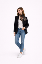 Üretimi, ipeğin doğduğu yer olarak kabul edilen Guangzhou / Çin’de, Giovanni Boulera’ya ait özel tesislerde gerçekleştirilmiştir.; Marka kalite standartları doğrultusunda, çift taraflı kullanıma uygun olacak şekilde yüksek çözünürlüklü dijital baskı tekniğiyle üretilmiştir.; Kenarları tamamen el işçiliğiyle kıvrılmış,süper dikiş dediğimiz teknikle elde dikilerek kusursuz biçimde tamamlanmıştır.; %100 Mulberry Twill İpek – 16 Momme kalitesinde üretilmiştir