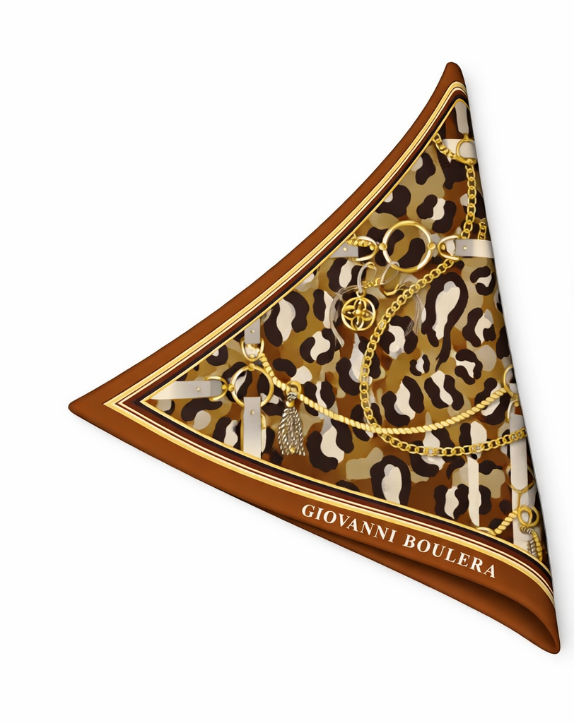  Üretimi, ipeğin doğduğu yer olarak kabul edilen Guangzhou / Çin’de, Giovanni Boulera’ya ait özel tesislerde gerçekleştirilmiştir.; Marka kalite standartları doğrultusunda, çift taraflı kullanıma uygun olacak şekilde yüksek çözünürlüklü dijital baskı tekniğiyle üretilmiştir.; Kenarları tamamen el işçiliğiyle kıvrılmış,süper dikiş dediğimiz teknikle elde dikilerek kusursuz biçimde tamamlanmıştır.; %100 16 momme saf mulbery twill ipektir