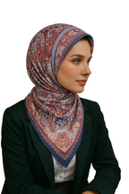  Üretimi, ipeğin doğduğu yer olarak kabul edilen Guangzhou / Çin’de, Giovanni Boulera’ya ait özel tesislerde gerçekleştirilmiştir.; Marka kalite standartları doğrultusunda, çift taraflı kullanıma uygun olacak şekilde yüksek çözünürlüklü dijital baskı tekniğiyle üretilmiştir.; Kenarları tamamen el işçiliğiyle kıvrılmış,süper dikiş dediğimiz teknikle elde dikilerek kusursuz biçimde tamamlanmıştır.; %100 16 momme saf mulbery twill ipektir