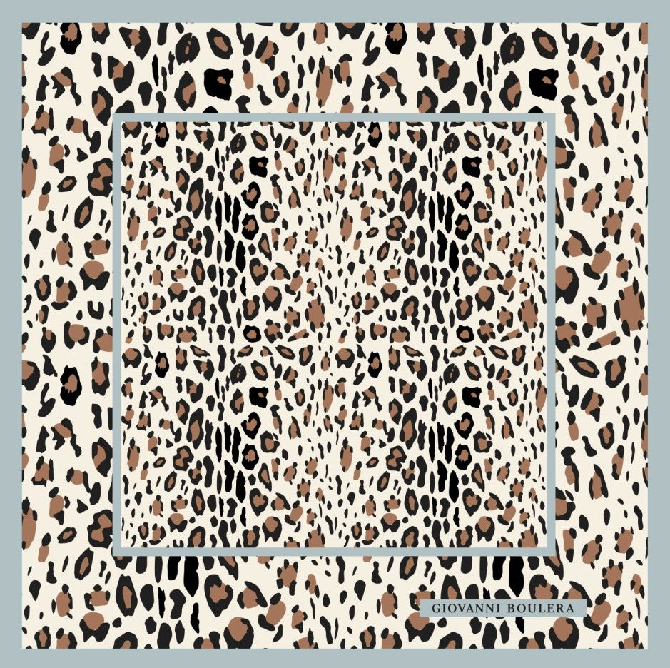  Üretimi, ipeğin doğduğu yer olarak kabul edilen Guangzhou / Çin’de, Giovanni Boulera’ya ait özel tesislerde gerçekleştirilmiştir.; Marka kalite standartları doğrultusunda, çift taraflı kullanıma uygun olacak şekilde yüksek çözünürlüklü dijital baskı tekniğiyle üretilmiştir.; Kenarları tamamen el işçiliğiyle kıvrılmış,süper dikiş dediğimiz teknikle elde dikilerek kusursuz biçimde tamamlanmıştır.; %100 16 momme saf mulbery twill ipektir