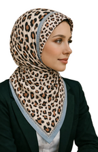  Üretimi, ipeğin doğduğu yer olarak kabul edilen Guangzhou / Çin’de, Giovanni Boulera’ya ait özel tesislerde gerçekleştirilmiştir.; Marka kalite standartları doğrultusunda, çift taraflı kullanıma uygun olacak şekilde yüksek çözünürlüklü dijital baskı tekniğiyle üretilmiştir.; Kenarları tamamen el işçiliğiyle kıvrılmış,süper dikiş dediğimiz teknikle elde dikilerek kusursuz biçimde tamamlanmıştır.; %100 16 momme saf mulbery twill ipektir