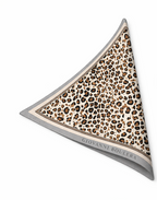 Mulberry Twill İpek Fular & Şal Koleksiyonu – 16 Momme Saf Zarafet
Mulberry Twill İpek Fular & Şal Koleksiyonumuz, doğallığın ve lüksün mükemmel birleşimini sunar. 16 momme mulberry twill ipekten üretilen her parça, zarif dokusu, akışkan yapısı ve sofistike duruşuyla stilinizi bir üst seviyeye taşır.

Mulberry ipek, yalnızca dut yaprağı ile beslenen ipekböceklerinden elde edilen en saf ve en kaliteli ipek türüdür. Bu özel lif yapısı sayesinde kumaş daha pürüzsüz, daha parlak ve daha dayanıklıdır.