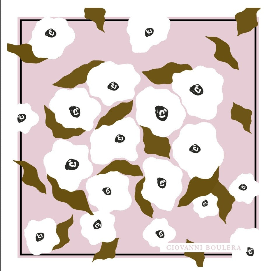 Üretimi ipeğin doğduğu yer olarak kabul edilen Guangzhou /Çin’de, Giovanni Boulera’ya ait özel tesislerde gerçekleştirilmiştir.; Marka kalite standartları doğrultusunda, çift taraflı kullanıma uygun olacak şekilde yüksek çözünürlüklü dijital baskı tekniğiyle üretilmiştir.; Kenarları tamamen el işçiliğiyle kıvrılmış,süper dikiş dediğimiz teknikle elde dikilerek kusursuz biçimde tamamlanmıştır.; 16 momme mulbery twill ipek kalitesinde üretilen bu eşarp; üstün hammadde seçimi, titiz işçilik ve zamansız tasarım