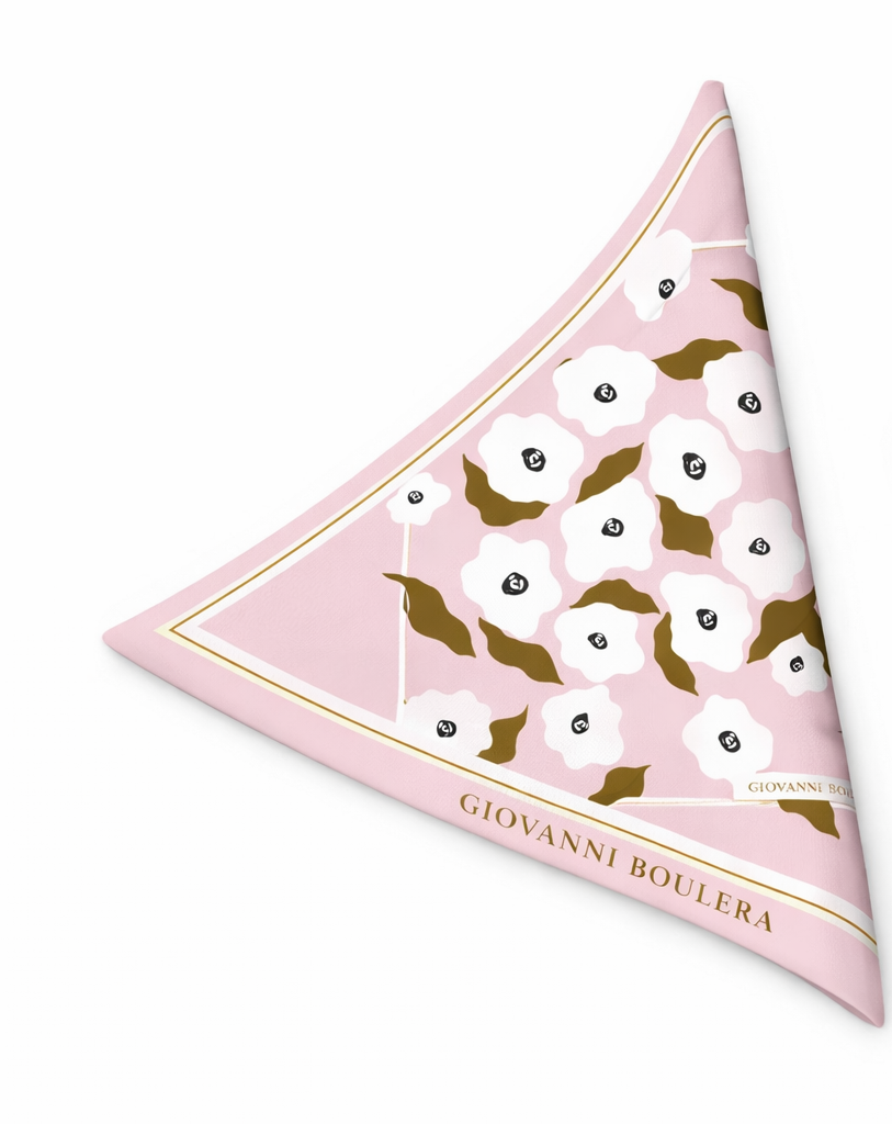 Üretimi ipeğin doğduğu yer olarak kabul edilen Guangzhou /Çin’de, Giovanni Boulera’ya ait özel tesislerde gerçekleştirilmiştir.; Marka kalite standartları doğrultusunda, çift taraflı kullanıma uygun olacak şekilde yüksek çözünürlüklü dijital baskı tekniğiyle üretilmiştir.; Kenarları tamamen el işçiliğiyle kıvrılmış,süper dikiş dediğimiz teknikle elde dikilerek kusursuz biçimde tamamlanmıştır.; 16 momme mulbery twill ipek kalitesinde üretilen bu eşarp; üstün hammadde seçimi, titiz işçilik ve zamansız tasarım