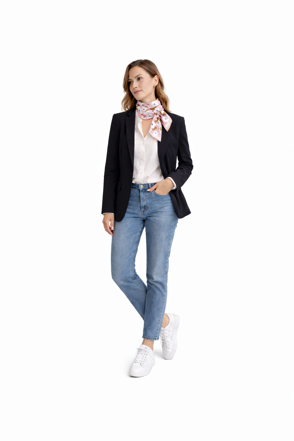 Üretimi ipeğin doğduğu yer olarak kabul edilen Guangzhou /Çin’de, Giovanni Boulera’ya ait özel tesislerde gerçekleştirilmiştir.; Marka kalite standartları doğrultusunda, çift taraflı kullanıma uygun olacak şekilde yüksek çözünürlüklü dijital baskı tekniğiyle üretilmiştir.; Kenarları tamamen el işçiliğiyle kıvrılmış,süper dikiş dediğimiz teknikle elde dikilerek kusursuz biçimde tamamlanmıştır.; 16 momme mulbery twill ipek kalitesinde üretilen bu eşarp; üstün hammadde seçimi, titiz işçilik ve zamansız tasarım