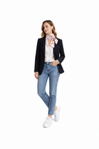 Üretimi ipeğin doğduğu yer olarak kabul edilen Guangzhou /Çin’de, Giovanni Boulera’ya ait özel tesislerde gerçekleştirilmiştir.; Marka kalite standartları doğrultusunda, çift taraflı kullanıma uygun olacak şekilde yüksek çözünürlüklü dijital baskı tekniğiyle üretilmiştir.; Kenarları tamamen el işçiliğiyle kıvrılmış,süper dikiş dediğimiz teknikle elde dikilerek kusursuz biçimde tamamlanmıştır.; 16 momme mulbery twill ipek kalitesinde üretilen bu eşarp; üstün hammadde seçimi, titiz işçilik ve zamansız tasarım