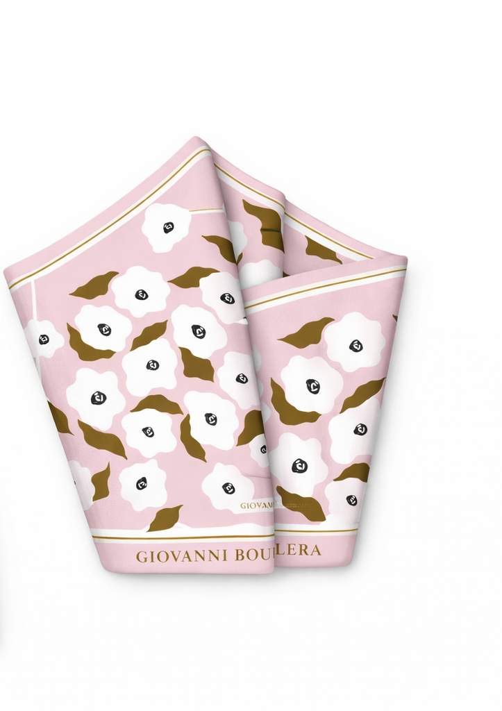 Üretimi ipeğin doğduğu yer olarak kabul edilen Guangzhou /Çin’de, Giovanni Boulera’ya ait özel tesislerde gerçekleştirilmiştir.; Marka kalite standartları doğrultusunda, çift taraflı kullanıma uygun olacak şekilde yüksek çözünürlüklü dijital baskı tekniğiyle üretilmiştir.; Kenarları tamamen el işçiliğiyle kıvrılmış,süper dikiş dediğimiz teknikle elde dikilerek kusursuz biçimde tamamlanmıştır.; 16 momme mulbery twill ipek kalitesinde üretilen bu eşarp; üstün hammadde seçimi, titiz işçilik ve zamansız tasarım