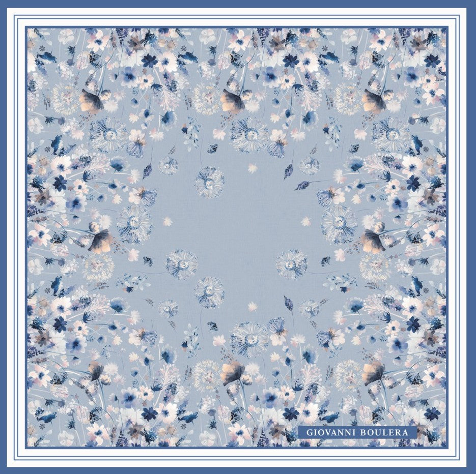 Üretimi, ipeğin doğduğu yer olarak kabul edilen Guangzhou / Çin’de, Giovanni Boulera’ya ait özel tesislerde gerçekleştirilmiştir.Marka çift taraflı kullanıma uygun olacak şekilde yüksek çözünürlüklü dijital baskı teknolojisi ile üretilmiştir.
Kenarları tamamen el işçiliğiyle kıvrılmış, geleneksel süper el dikişi tekniği ile tek tek elde dikilmiştir.16 momme %100 Mulberry Twill ipek kalitesinde üretilen bu eşarp; yumuşak dokusu, doğal parlaklığı ve akışkan yapısıyla lüks ipek deneyimini en üst seviyede sunar