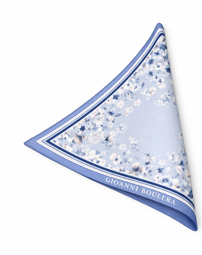 Üretimi, ipeğin doğduğu yer olarak kabul edilen Guangzhou / Çin’de, Giovanni Boulera’ya ait özel tesislerde gerçekleştirilmiştir.Marka çift taraflı kullanıma uygun olacak şekilde yüksek çözünürlüklü dijital baskı teknolojisi ile üretilmiştir.
Kenarları tamamen el işçiliğiyle kıvrılmış, geleneksel süper el dikişi tekniği ile tek tek elde dikilmiştir.16 momme %100 Mulberry Twill ipek kalitesinde üretilen bu eşarp; yumuşak dokusu, doğal parlaklığı ve akışkan yapısıyla lüks ipek deneyimini en üst seviyede sunar