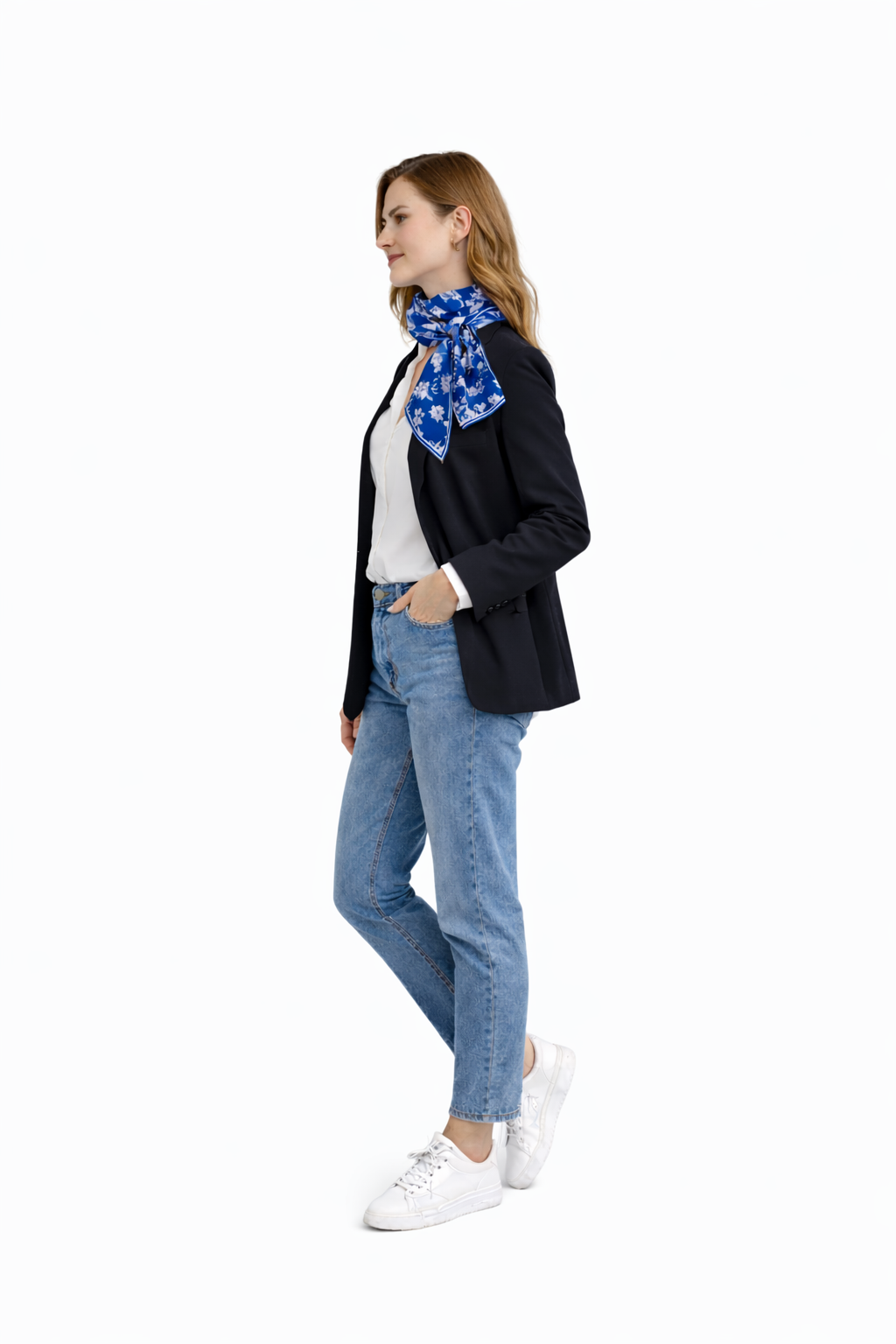 Üretimi ipeğin doğduğu yer olarak kabul edilen Guangzhou /Çin’de, Giovanni Boulera’ya ait özel tesislerde gerçekleştirilmiştir.; Marka kalite standartları doğrultusunda, çift taraflı kullanıma uygun olacak şekilde yüksek çözünürlüklü dijital baskı tekniğiyle üretilmiştir.; Kenarları tamamen el işçiliğiyle kıvrılmış,süper dikiş dediğimiz teknikle elde dikilerek kusursuz biçimde tamamlanmıştır.; 16 momme mulbery twill ipek kalitesinde üretilen bu eşarp; üstün hammadde seçimi, titiz işçilik ve zamansız tasarım