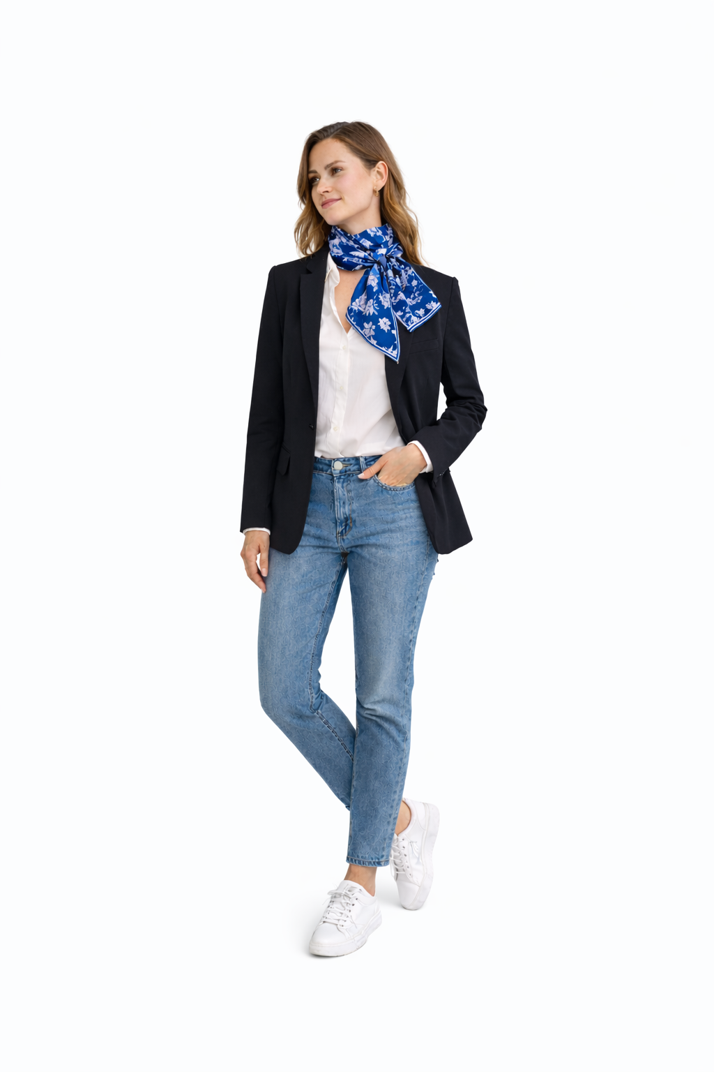 Üretimi ipeğin doğduğu yer olarak kabul edilen Guangzhou /Çin’de, Giovanni Boulera’ya ait özel tesislerde gerçekleştirilmiştir.; Marka kalite standartları doğrultusunda, çift taraflı kullanıma uygun olacak şekilde yüksek çözünürlüklü dijital baskı tekniğiyle üretilmiştir.; Kenarları tamamen el işçiliğiyle kıvrılmış,süper dikiş dediğimiz teknikle elde dikilerek kusursuz biçimde tamamlanmıştır.; 16 momme mulbery twill ipek kalitesinde üretilen bu eşarp; üstün hammadde seçimi, titiz işçilik ve zamansız tasarım