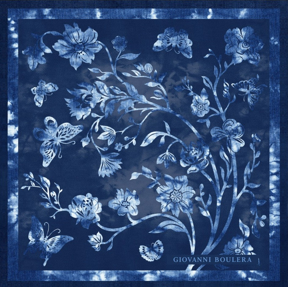 Üretimi ipeğin doğduğu yer olarak kabul edilen Guangzhou /Çin’de, Giovanni Boulera’ya ait özel tesislerde gerçekleştirilmiştir.; Marka kalite standartları doğrultusunda, çift taraflı kullanıma uygun olacak şekilde yüksek çözünürlüklü dijital baskı tekniğiyle üretilmiştir.; Kenarları tamamen el işçiliğiyle kıvrılmış,süper dikiş dediğimiz teknikle elde dikilerek kusursuz biçimde tamamlanmıştır.; 16 momme mulbery twill ipek kalitesinde üretilen bu eşarp; üstün hammadde seçimi, titiz işçilik ve zamansız tasarım