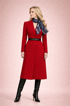 Üretimi ipeğin doğduğu yer olarak kabul edilen Guangzhou /Çin’de, Giovanni Boulera’ya ait özel tesislerde gerçekleştirilmiştir.; Marka kalite standartları doğrultusunda, çift taraflı kullanıma uygun olacak şekilde yüksek çözünürlüklü dijital baskı tekniğiyle üretilmiştir.; Kenarları tamamen el işçiliğiyle kıvrılmış,süper dikiş dediğimiz teknikle elde dikilerek kusursuz biçimde tamamlanmıştır.; 16 momme mulbery twill ipek kalitesinde üretilen bu eşarp; üstün hammadde seçimi, titiz işçilik ve zamansız tasarım