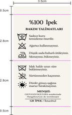Üretimi ipeğin doğduğu yer olarak kabul edilen Guangzhou /Çin’de, Giovanni Boulera’ya ait özel tesislerde gerçekleştirilmiştir.; Marka kalite standartları doğrultusunda, çift taraflı kullanıma uygun olacak şekilde yüksek çözünürlüklü dijital baskı tekniğiyle üretilmiştir.; Kenarları tamamen el işçiliğiyle kıvrılmış,süper dikiş dediğimiz teknikle elde dikilerek kusursuz biçimde tamamlanmıştır.; 16 momme mulbery twill ipek kalitesinde üretilen bu eşarp; üstün hammadde seçimi, titiz işçilik ve zamansız tasarım