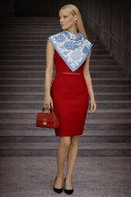 Üretimi, ipeğin doğduğu yer olarak kabul edilen Guangzhou / Çin’de, Giovanni Boulera’ya ait özel tesislerde gerçekleştirilmiştir.Marka çift taraflı kullanıma uygun olacak şekilde yüksek çözünürlüklü dijital baskı teknolojisi ile üretilmiştir.
Kenarları tamamen el işçiliğiyle kıvrılmış, geleneksel süper el dikişi tekniği ile tek tek elde dikilmiştir.16 momme %100 Mulberry Twill ipek kalitesinde üretilen bu eşarp; yumuşak dokusu, doğal parlaklığı ve akışkan yapısıyla lüks ipek deneyimini en üst seviyede sunar