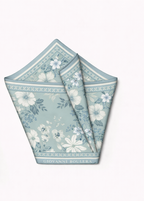 Üretimi, ipeğin doğduğu yer olarak kabul edilen Guangzhou / Çin’de, Giovanni Boulera’ya ait özel tesislerde gerçekleştirilmiştir.Marka çift taraflı kullanıma uygun olacak şekilde yüksek çözünürlüklü dijital baskı teknolojisi ile üretilmiştir.
Kenarları tamamen el işçiliğiyle kıvrılmış, geleneksel süper el dikişi tekniği ile tek tek elde dikilmiştir.16 momme %100 Mulberry Twill ipek kalitesinde üretilen bu eşarp; yumuşak dokusu, doğal parlaklığı ve akışkan yapısıyla lüks ipek deneyimini en üst seviyede sunar