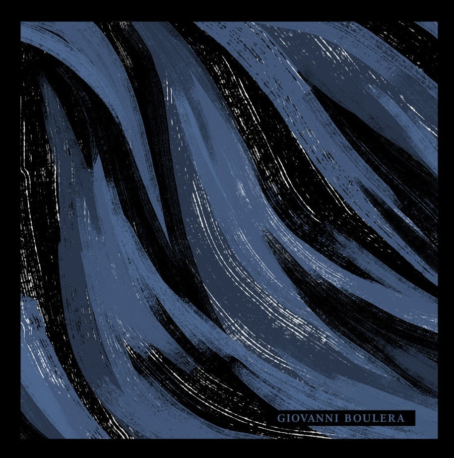 Üretimi ipeğin doğduğu yer olarak kabul edilen Guangzhou /Çin’de, Giovanni Boulera’ya ait özel tesislerde gerçekleştirilmiştir.; Marka kalite standartları doğrultusunda, çift taraflı kullanıma uygun olacak şekilde yüksek çözünürlüklü dijital baskı tekniğiyle üretilmiştir.; Kenarları tamamen el işçiliğiyle kıvrılmış,süper dikiş dediğimiz teknikle elde dikilerek kusursuz biçimde tamamlanmıştır.; 16 momme mulbery twill ipek kalitesinde üretilen bu eşarp; üstün hammadde seçimi, titiz işçilik ve zamansız tasarım