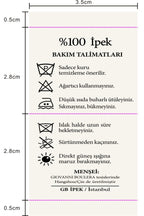 Üretimi, ipeğin doğduğu yer olarak kabul edilen Guangzhou / Çin’de, Giovanni Boulera’ya ait özel tesislerde gerçekleştirilmiştir.Marka çift taraflı kullanıma uygun olacak şekilde yüksek çözünürlüklü dijital baskı teknolojisi ile üretilmiştir.
Kenarları tamamen el işçiliğiyle kıvrılmış, geleneksel süper el dikişi tekniği ile tek tek elde dikilmiştir.16 momme %100 Mulberry Twill ipek kalitesinde üretilen bu eşarp; yumuşak dokusu, doğal parlaklığı ve akışkan yapısıyla lüks ipek deneyimini en üst seviyede sunar