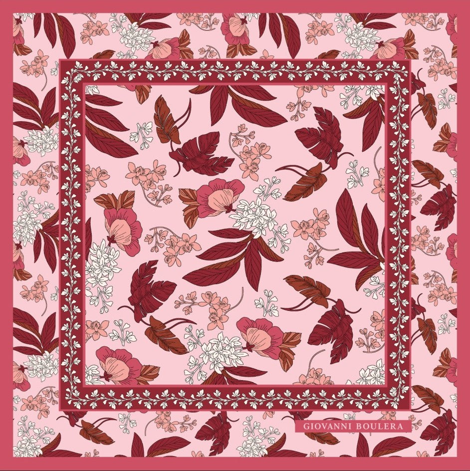 Üretimi, ipeğin doğduğu yer olarak kabul edilen Guangzhou / Çin’de, Giovanni Boulera’ya ait özel tesislerde gerçekleştirilmiştir.Marka çift taraflı kullanıma uygun olacak şekilde yüksek çözünürlüklü dijital baskı teknolojisi ile üretilmiştir.
Kenarları tamamen el işçiliğiyle kıvrılmış, geleneksel süper el dikişi tekniği ile tek tek elde dikilmiştir.16 momme %100 Mulberry Twill ipek kalitesinde üretilen bu eşarp; yumuşak dokusu, doğal parlaklığı ve akışkan yapısıyla lüks ipek deneyimini en üst seviyede sunar