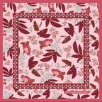 Üretimi, ipeğin doğduğu yer olarak kabul edilen Guangzhou / Çin’de, Giovanni Boulera’ya ait özel tesislerde gerçekleştirilmiştir.Marka çift taraflı kullanıma uygun olacak şekilde yüksek çözünürlüklü dijital baskı teknolojisi ile üretilmiştir.
Kenarları tamamen el işçiliğiyle kıvrılmış, geleneksel süper el dikişi tekniği ile tek tek elde dikilmiştir.16 momme %100 Mulberry Twill ipek kalitesinde üretilen bu eşarp; yumuşak dokusu, doğal parlaklığı ve akışkan yapısıyla lüks ipek deneyimini en üst seviyede sunar