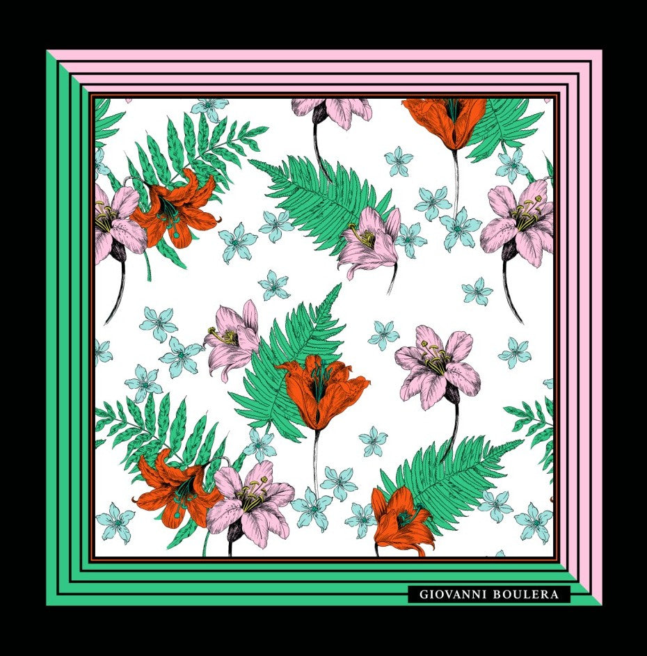 Üretimi, ipeğin doğduğu yer olarak kabul edilen Guangzhou / Çin’de, Giovanni Boulera’ya ait özel tesislerde gerçekleştirilmiştir.Marka çift taraflı kullanıma uygun olacak şekilde yüksek çözünürlüklü dijital baskı teknolojisi ile üretilmiştir.
Kenarları tamamen el işçiliğiyle kıvrılmış, geleneksel süper el dikişi tekniği ile tek tek elde dikilmiştir.16 momme %100 Mulberry Twill ipek kalitesinde üretilen bu eşarp; yumuşak dokusu, doğal parlaklığı ve akışkan yapısıyla lüks ipek deneyimini en üst seviyede sunar