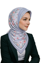 Üretimi, ipeğin doğduğu yer olarak kabul edilen Guangzhou / Çin’de, Giovanni Boulera’ya ait özel tesislerde gerçekleştirilmiştir.Marka çift taraflı kullanıma uygun olacak şekilde yüksek çözünürlüklü dijital baskı teknolojisi ile üretilmiştir.
Kenarları tamamen el işçiliğiyle kıvrılmış, geleneksel süper el dikişi tekniği ile tek tek elde dikilmiştir.16 momme %100 Mulberry Twill ipek kalitesinde üretilen bu eşarp; yumuşak dokusu, doğal parlaklığı ve akışkan yapısıyla lüks ipek deneyimini en üst seviyede sunar