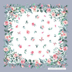 Üretimi, ipeğin doğduğu yer olarak kabul edilen Guangzhou / Çin’de, Giovanni Boulera’ya ait özel tesislerde gerçekleştirilmiştir.Marka çift taraflı kullanıma uygun olacak şekilde yüksek çözünürlüklü dijital baskı teknolojisi ile üretilmiştir.
Kenarları tamamen el işçiliğiyle kıvrılmış, geleneksel süper el dikişi tekniği ile tek tek elde dikilmiştir.16 momme %100 Mulberry Twill ipek kalitesinde üretilen bu eşarp; yumuşak dokusu, doğal parlaklığı ve akışkan yapısıyla lüks ipek deneyimini en üst seviyede sunar