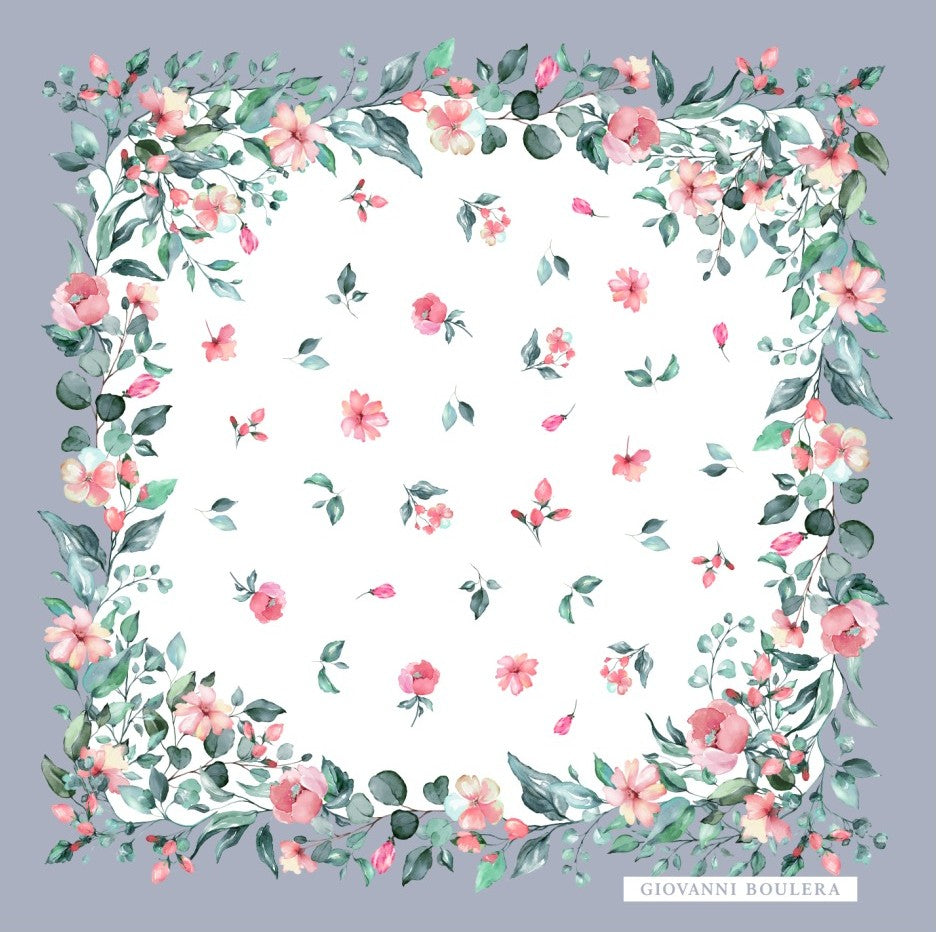 Üretimi, ipeğin doğduğu yer olarak kabul edilen Guangzhou / Çin’de, Giovanni Boulera’ya ait özel tesislerde gerçekleştirilmiştir.Marka çift taraflı kullanıma uygun olacak şekilde yüksek çözünürlüklü dijital baskı teknolojisi ile üretilmiştir.
Kenarları tamamen el işçiliğiyle kıvrılmış, geleneksel süper el dikişi tekniği ile tek tek elde dikilmiştir.16 momme %100 Mulberry Twill ipek kalitesinde üretilen bu eşarp; yumuşak dokusu, doğal parlaklığı ve akışkan yapısıyla lüks ipek deneyimini en üst seviyede sunar