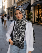 Premium tonlarıyla tasarlanan bu seçkin eşarp, etkileyici desenleri ve büyüleyici figürleriyle sofistike bir görünüm sunar. Güçlü renk geçişleri ve modern detaylarla zenginleştirilen tasarımı, stiline zarafet katmak isteyen kadınlar için benzersiz bir seçim oluşturur.
Yüksek kaliteli kumaşı sayesinde son derece yumuşak, hafif ve konforlu bir kullanım sağlayan bu özel aksesuar; günlük kombinlerden davet şıklığına kadar her stile kusursuz şekilde uyum sağlar. 90 cm x 90 cm